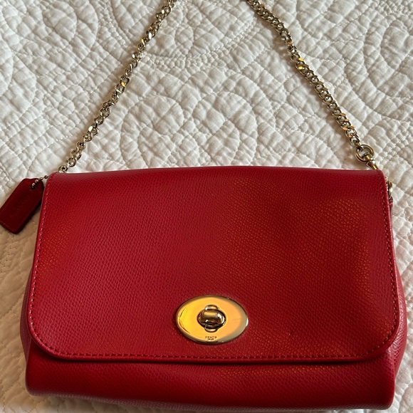 Coach crossbody with gold chain and hardware 👀❤️ - Picture 5 of 16